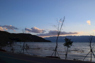 湖畔黄昏美景