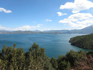 湖畔青山美景