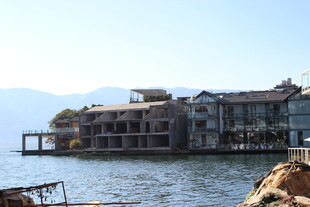 湖畔临水建筑群风光
