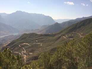 山间蜿蜒公路与葱郁景致