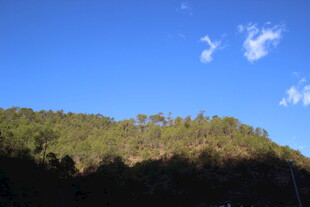 蓝天青山风景图