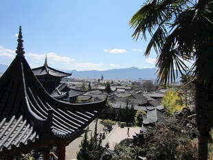 古建风光 远眺城镇与山峦