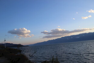 湖畔黄昏美景
