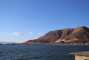 湖畔远山美景