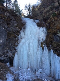 山间冰瀑奇观