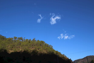 蓝天青山间的几朵白云