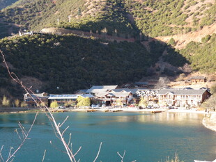 山间湖畔的美丽景致