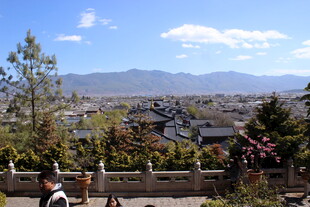 俯瞰山间村落美景