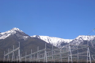 雪山下的输电线路