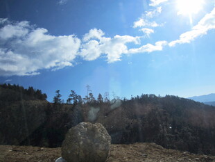 山间巨石与蓝天白云美景