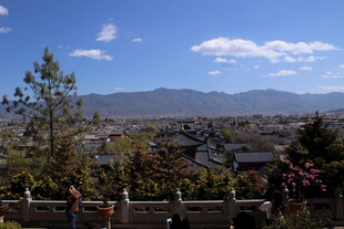 俯瞰山间城镇美丽景致
