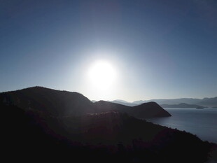 日出云海间的壮美山景