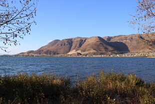 湖畔山峦风光