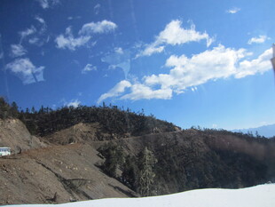 山间公路雪景