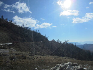 山间晴日风景