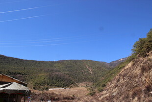 山间风景 蓝天绿树与屋舍