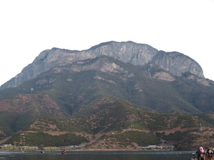 巍峨山峦景色