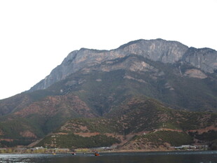 巍峨山峦景色壮丽