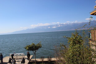 湖畔美景 游人惬意观湖