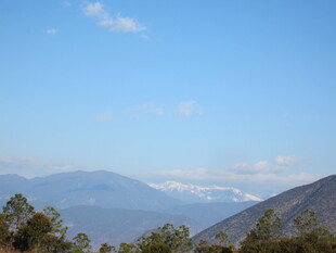 蓝天青山风景图