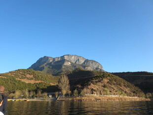 湖畔青山美景