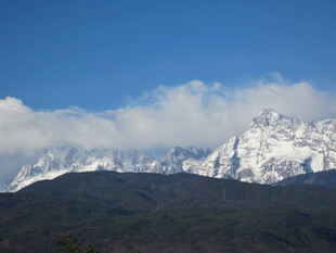 雪山云海壮丽风光