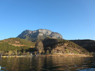 湖畔远山美景