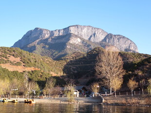 湖畔山峦美景