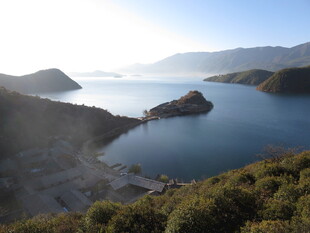 湖畔山景 自然风光秀丽