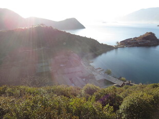山间湖畔日出美景