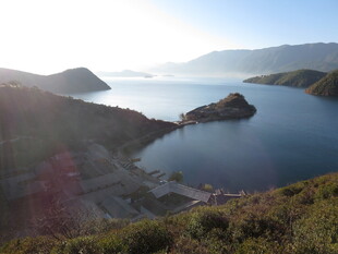 山间湖泊美景