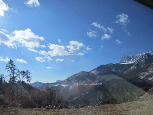 山间美景 蓝天白云映青山