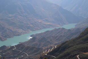 壮丽山河间的碧绿江水