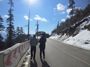 雪山公路上的两人漫步