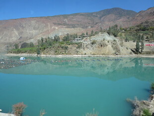 碧绿湖水映远山风光