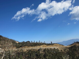 蓝天青山风景图