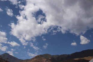 蓝天白云下的山峦美景