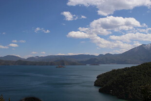 湖畔青山蓝天白云美景