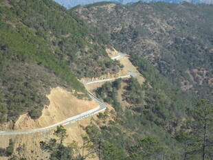 蜿蜒山间公路俯瞰美景
