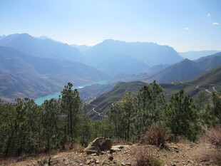 山间湖泊美景