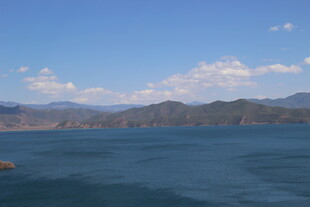 蓝色湖泊与远处山峦