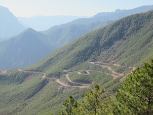 山间蜿蜒公路 绿意盎然