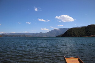 湖畔木栈 蓝天碧水青山