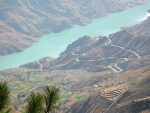 山间绿水蜿蜒公路美景