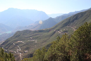 山间蜿蜒公路与葱郁山林