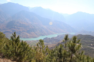 山间碧湖美景