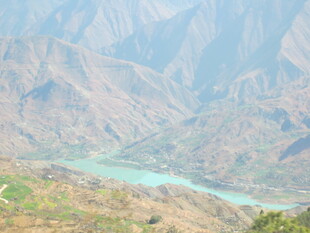 山间碧湖壮丽风光