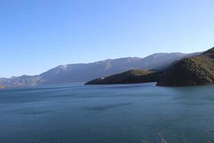 宁静湖景与远山