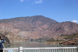 湖畔远山风景秀丽