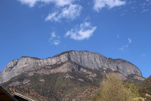 巍峨山峰映蓝天